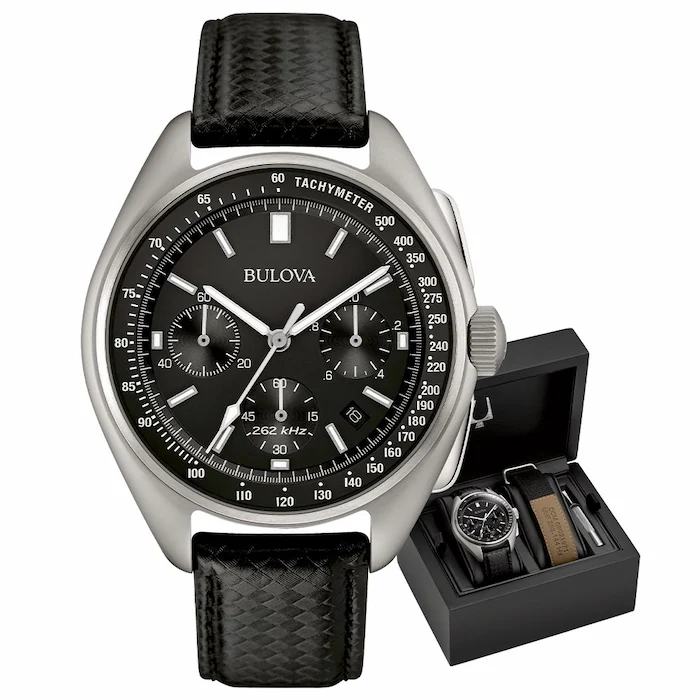 Cronógrafo Bulova Lunar Pilot Archive Series con esfera negra y caja de acero, el reloj de la misión Apolo 15.