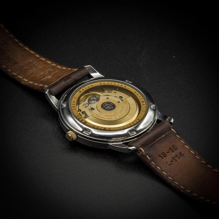 Plano de un rotor de reloj automatico girando sobre el calibre mecanico perpetuo