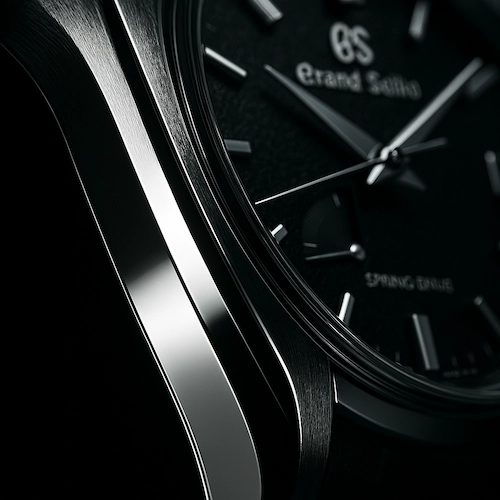 Primer plano del pulido Zaratsu en una caja Grand Seiko, o un dial de Spring Drive, simbolizando la alta relojería japonesa.