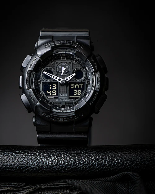 Un Casio G-Shock digital y analogico, que han marcado la historia por su durabilidad y diseño. Son piezas imprescindibles por su resistencia extrema, ideal como tu reloj de batalla.