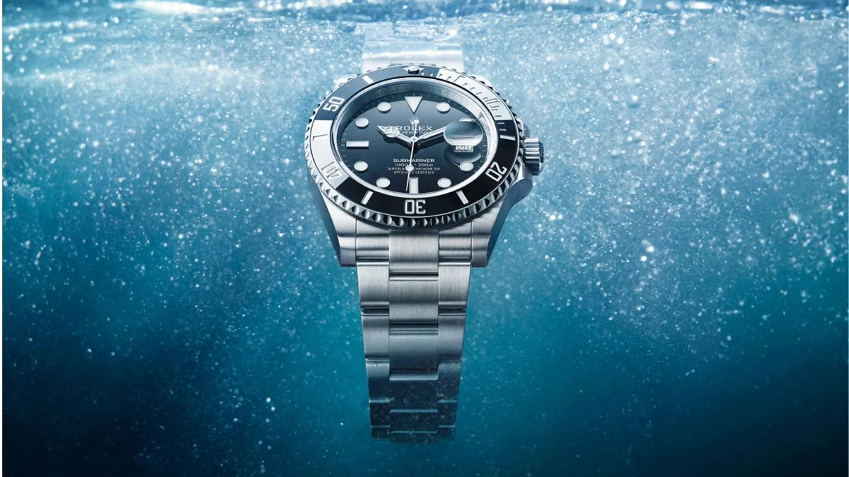 Reloj Rolex Submariner sumergido representando el estándar de la alta relojería suiza